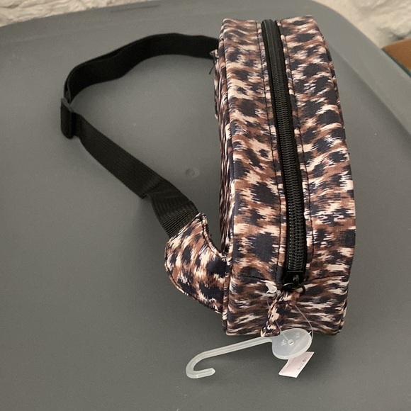 NWT OLD NAVY LEOPARD NYLON BELT BAG WITH ADJUSTABLE STRAP - Picture 3 of 4